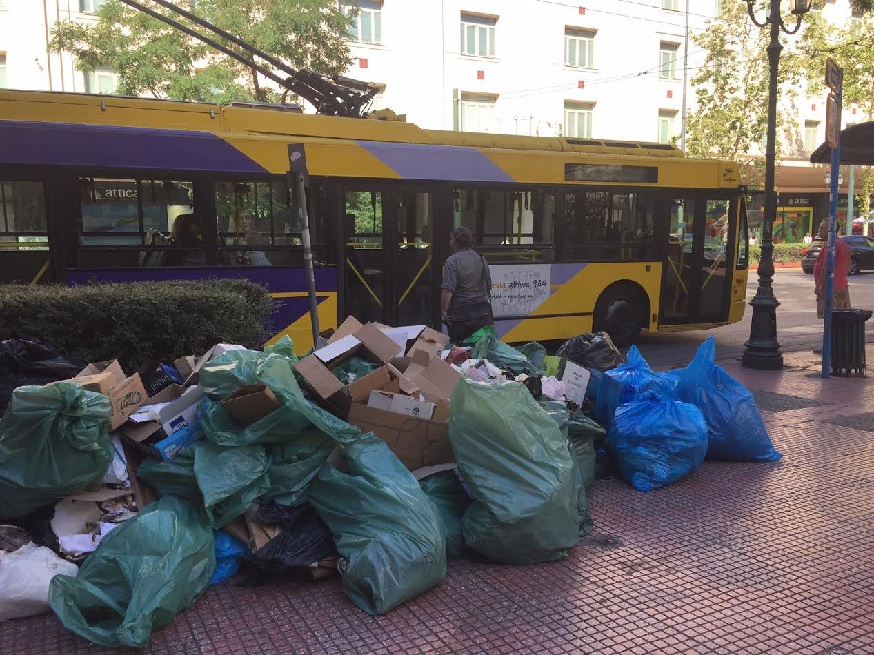 Απειλή για τη δημόσια υγεία τα βουνά σκουπιδιών: Σήμερα η απόφαση της ΠΟΕ-ΟΤΑ -Άθλιες εικόνες σε Αθήνα και Θεσσαλονίκη